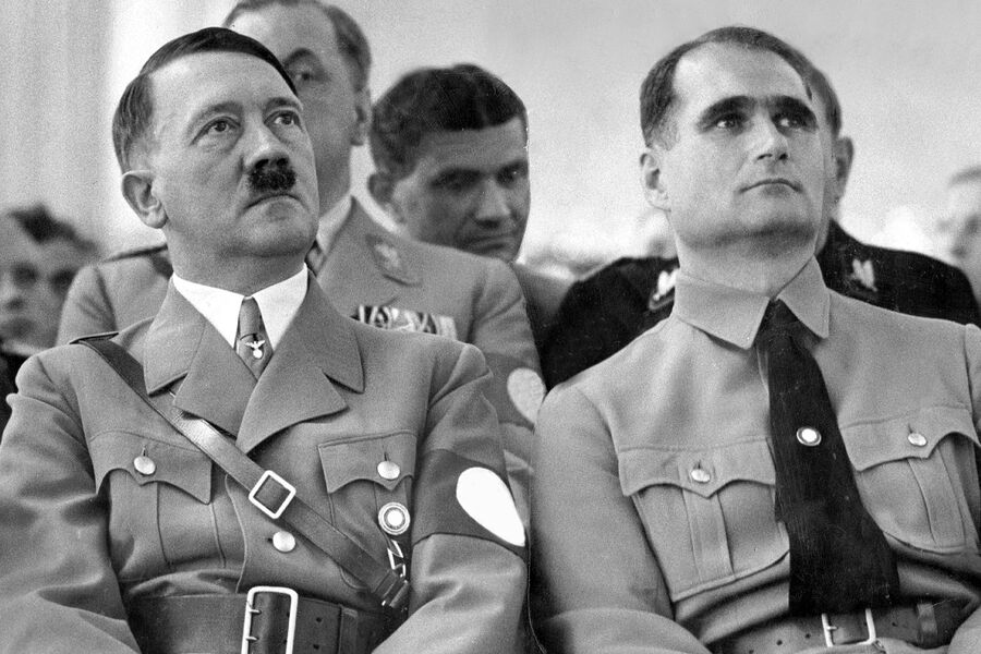 Адольф Гитлер и Рудольф Гесс в Мюнхене, 1936 год