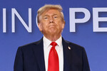 Президент США Дональд Трамп во время пресс-конференции с президентом РФ Владимиром Путиным на военной базе Эльмендорф, Аляска, 16 августа 2025 года