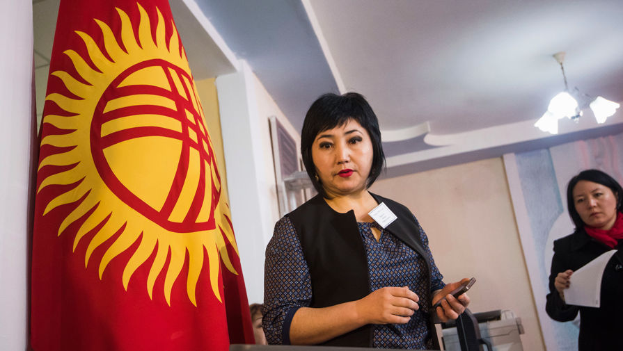 Жители Бишкека на избирательном участке 