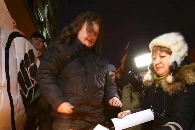 Участники протестной акции в Минске поджигают «письма счастья» из налоговой службы, 17 февраля 2017 года