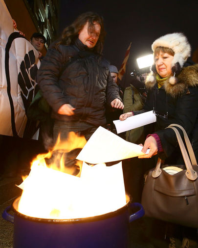 Участники протестной акции в&nbsp;Минске поджигают &laquo;письма счастья&raquo; из&nbsp;налоговой службы, 17&nbsp;февраля 2017&nbsp;года