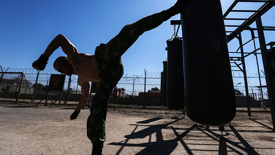 Российский военнослужащий во время занятий в спортивном городке на авиабазе Хмеймим