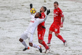 Игрок «Локомотива» Мануэл Фернандеш и игроки «Спартака» Александр Самедов, Андрей Ещенко (слева направо)