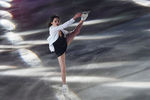 Евгения Медведева выступает в показательных выступлениях на чемпионате России по фигурному катанию в Саранске
