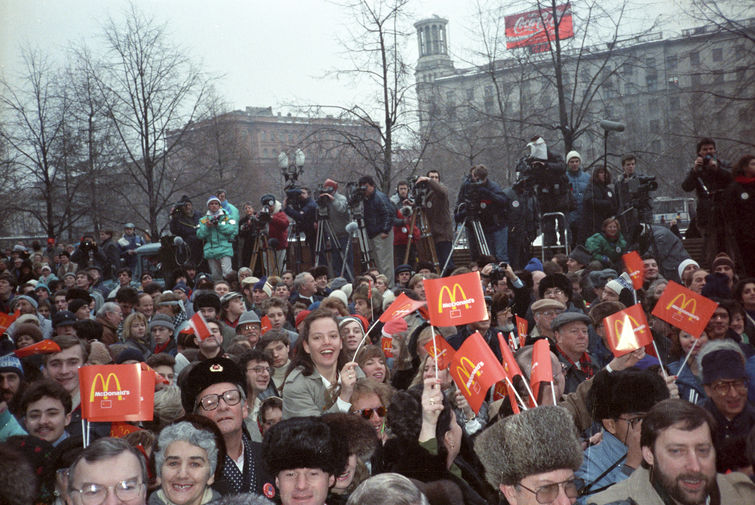 Во время церемонии открытия первого в Советском Союзе ресторана &laquo;Макдоналдс&raquo; на Пушкинской площади в Москве, 31 января 1990 года