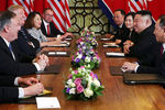 Президент США Дональд Трамп и высший руководитель КНДР Ким Чен Ын со своими делегациями во время переговоров во вьетнамском Ханое, 28 февраля 2019 года