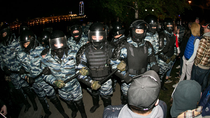Сотрудники полиции во время акции против строительства собора святой Екатерины у сквера в центре города, 14 мая 2019 года