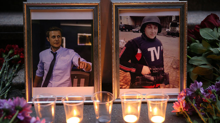 Цветы и портреты у&nbsp;здания ВГТРК в&nbsp;память о&nbsp;погибших журналистах ВГТРК, 2014 год