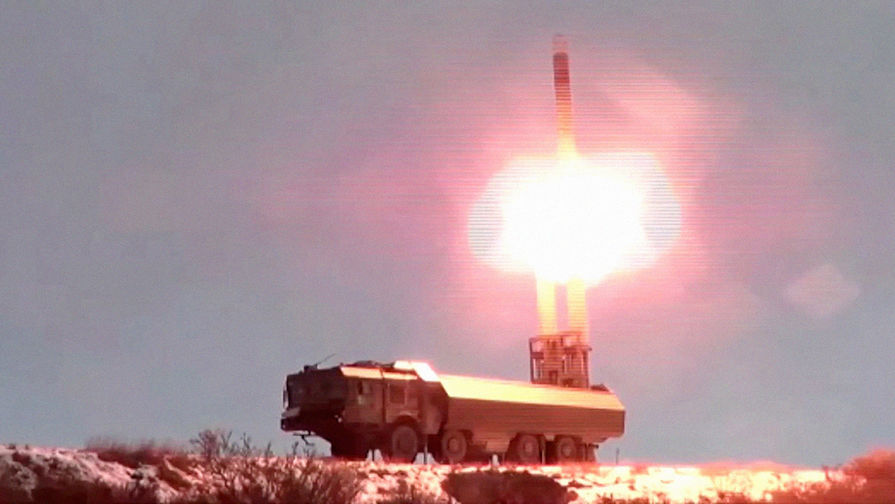 Кадр из видео с пуском крылатой сверхзвуковой ракеты «Оникс» из берегового комплекса «Бастион» на Чукотке