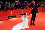 Актриса Мерет Беккер и актер Себастьян Кох на красной дорожке Берлинского кинофестиваля, 20 февраля 2020 года