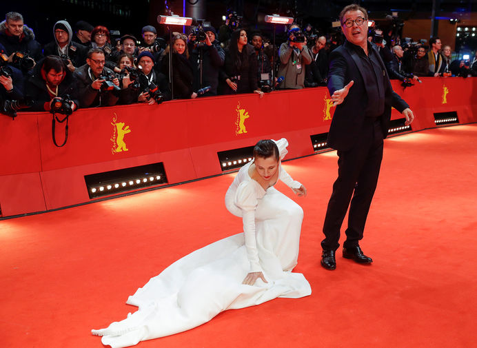Актриса Мерет Беккер и актер Себастьян Кох на красной дорожке Берлинского кинофестиваля, 20 февраля 2020 года
