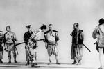 После нескольких экспериментов с фильмами на историческую тематику, в 1954 году Куросава решил полноценно попробовать свои силы в японском традиционном жанре «дзидайгэки» — исторической драмы о похождениях самураев. Действие эпоса <b>«Семь самураев»</b> он перенес во вторую половину XVI века, детально воссоздав быт и нравы того времени. Реалистичность исторической фактуры вдохновила Бергмана и Тарковского обратиться к средневековым сюжетам своих стран, а сюжет о группе наемников, взявшихся защищать небольшой город по просьбе угнетенных местных жителей вдохнул новую жизнь в американские вестерны.
