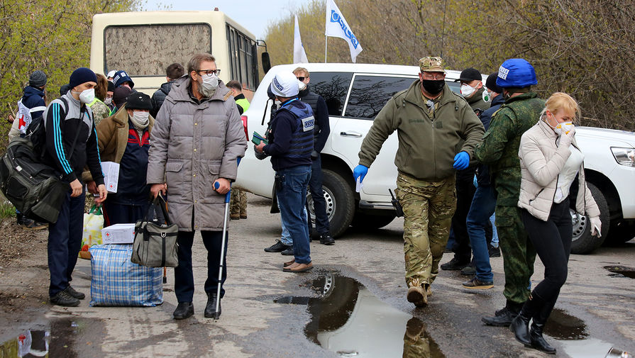 Во время обмена пленными между самопровозглашенными ДНР и ЛНР с Украиной на линии соприкосновения сторон в районе КПП «Горловка- Майорское» в Донецкой области, 16 апреля 2020 года 