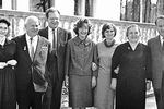 Семейное фото семьи Хрущевых: (слева направо) дочь Елена, Никита Хрущев, сын Сергей с женой, дочь Рада, жена Нина Петровна, зять А.И.Аджубей, 1963 год