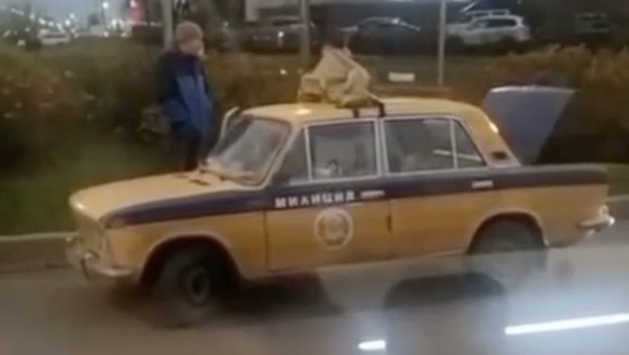 В Санкт-Петербурге сотрудники ГИБДД остановили для проверки автомобиль милиции СССР