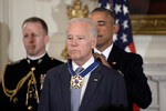 Президент США Барак Обама награждает вице-президента Джо Байдена Президентской медалью Свободы, 2017 год
