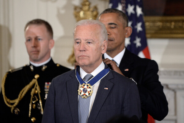 Президент США Барак Обама награждает вице-президента Джо Байдена Президентской медалью Свободы, 2017&nbsp;год
