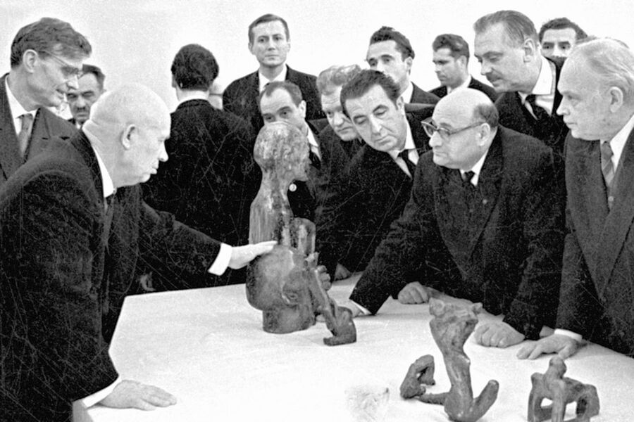 Первый секретарь ЦК КПСС, председатель Совета министров СССР Никита Хрущев (слева) на выставке художников-авангардистов студии «Новая реальность» в Манеже
