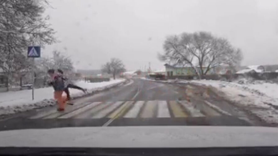 Мужчина спас ребенка на пешеходном переходе от наезда внедорожника