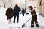 Уборка снега у ГУМа в Москве, 18 декабря 2022 года