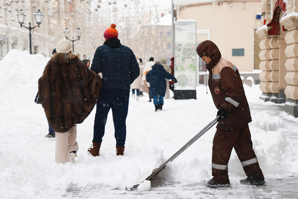 Уборка снега у&nbsp;ГУМа в&nbsp;Москве, 18&nbsp;декабря 2022&nbsp;года