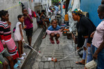 Дети играют на улицах Порт-о-Пренсе, Гаити, 15 мая 2024 года