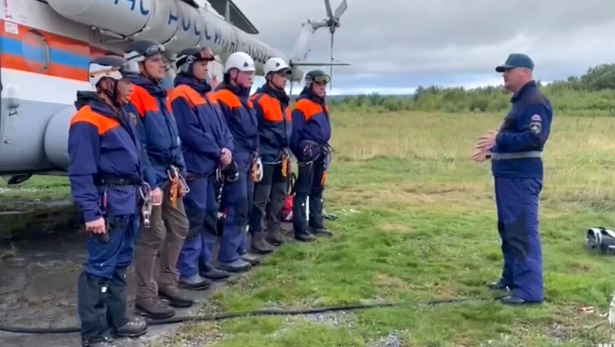 Спасатели возобновили поисковые работы на месте крушения вертолета на Камчатке