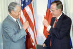 Президент Российской Федерации Борис Ельцин и президент США Джордж Буш-старший после подписания российско-американских соглашений, 1992 год