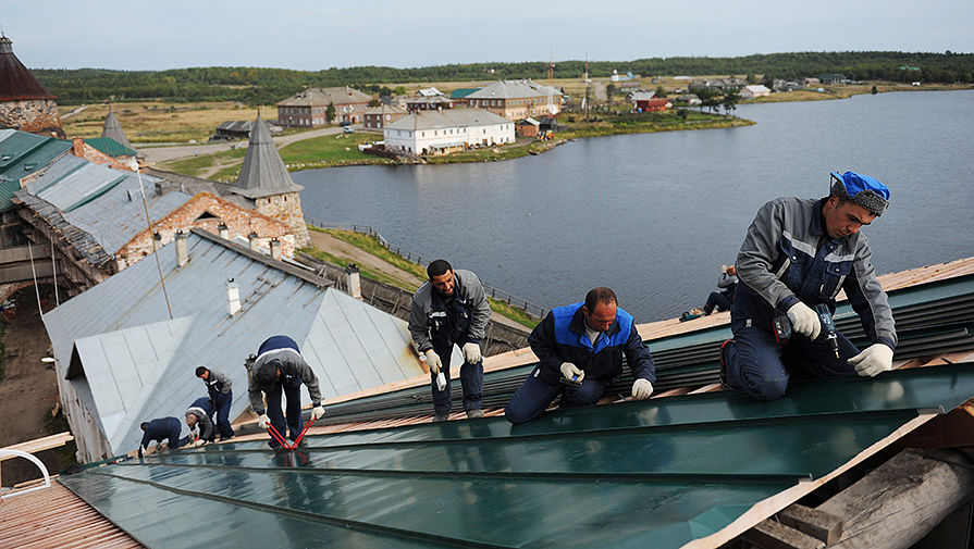 Рабочие ремонтируют крышу на здании комплекса Соловецкого Спасо-Преображенского монастыря