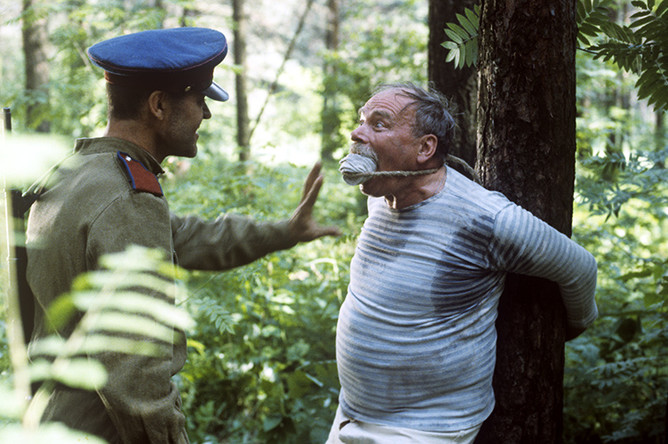 Кадр из фильма «Затерянный в Сибири», 1990 год. Дядя Миша — артист Николай Пастухов. Никола — Алексей Жарков, 1990 год