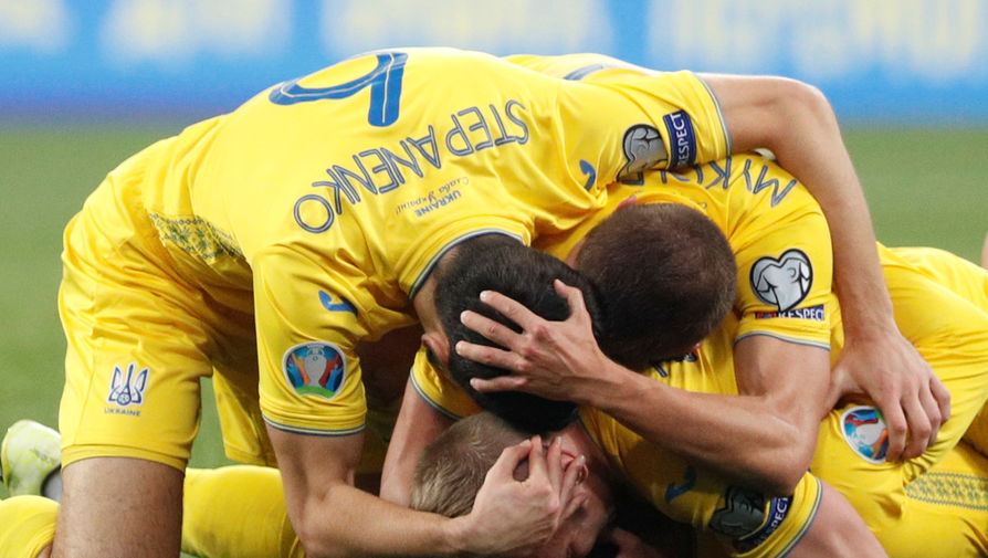 Футболисты сборной Украины празднуют выход на чемпионат Европы