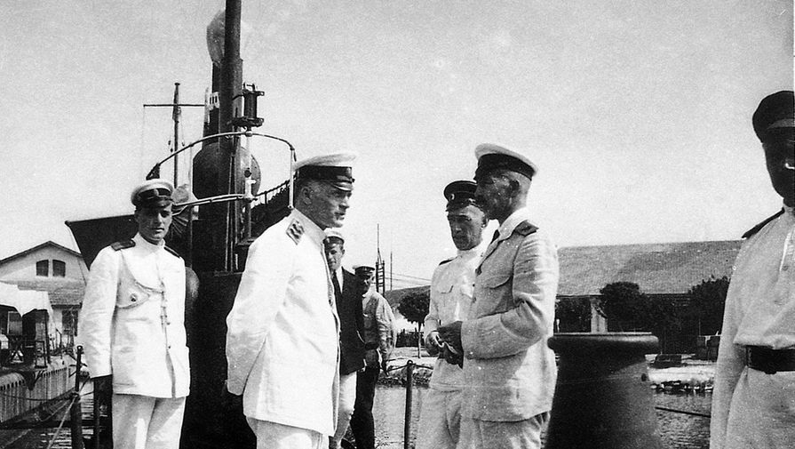 Вице-адмирал М. А. Кедров, контр-адмирал М. А. Беренс, контр-адмирал А. И. Тихменев на подводной лодке «Тюлень» в Бизерте, июль 1921 года