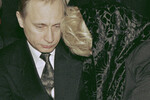 И.о. президента РФ Владимир Путин и Людмила Нарусова (справа) на похоронах бывшего мэра Санкт-Петербурга Анатолия Собчака, 2000 год