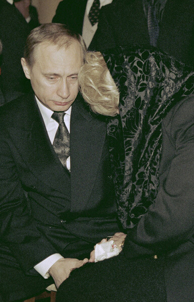И.о. президента РФ Владимир Путин и Людмила Нарусова (справа) на&nbsp;похоронах бывшего мэра Санкт-Петербурга Анатолия Собчака, 2000&nbsp;год