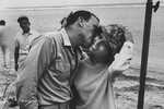 Нэнси Синатра с отцом Фрэнком Синатрой во время съемок фильма «Только отважные», 1964 год
