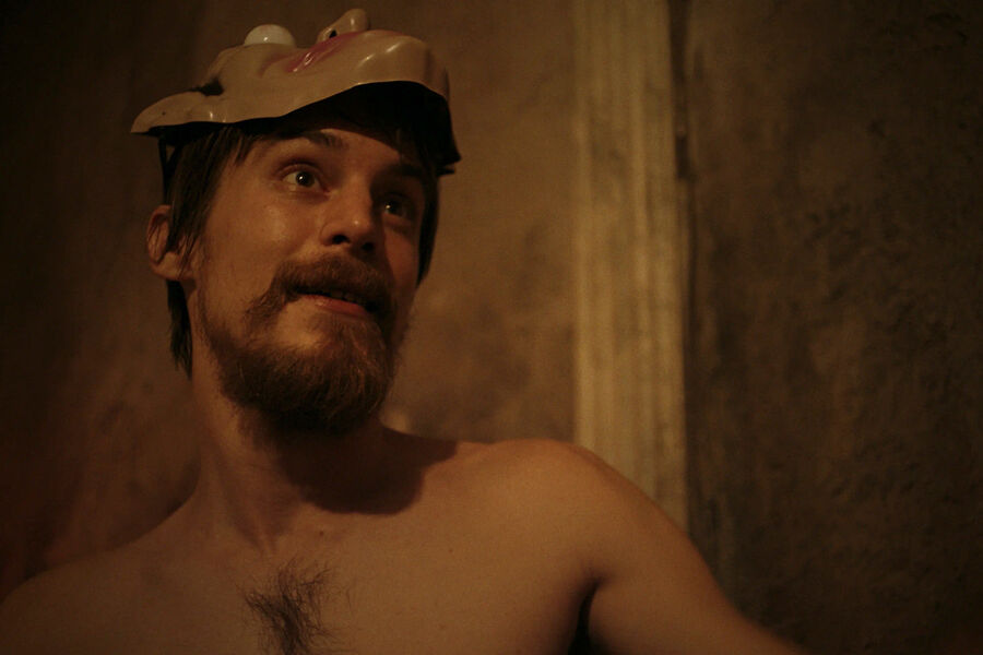 <b>“Преступление и наказание” (2024)</b>
<br><br>
Идея сериала возникла у Янковского и Мирзоева одновременно: в конце съемок “Топей” актер спросил у режиссера, не хочет ли тот взяться за «Преступление и наказание». Выяснилось, что у Мирзоева уже даже есть синопсис — оставалось только снимать. На столетние объективы — для действительно петербургской атмосферы.