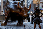 «Бесстрашная девочка» и «Атакующий бык» в Финансовом квартале Нью-Йорка, 7 марта 2017 года 