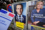 Постеры с кандидатами в президенты Франции Эммануэлем Макроном и Марин Ле Пен, 3 мая 2017 года