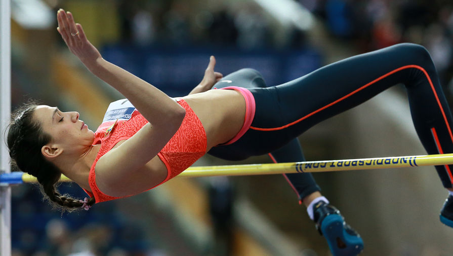 Россиянка Мария Кучина выполняет прыжок в высоту