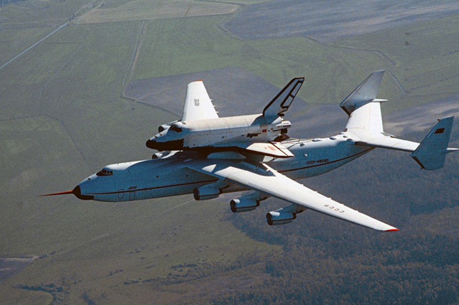 Грузовой самолет АН 225 «Мрия» с многоразовым космическим кораблем «Буран» - совершает перелет с космодрома «Байконур» в Киев, 1989 год