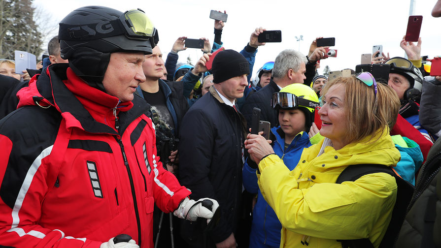 Президент России Владимир Путин общается с&nbsp;людьми во время катания на&nbsp;лыжах в&nbsp;Сочи, 13 февраля 2019 года