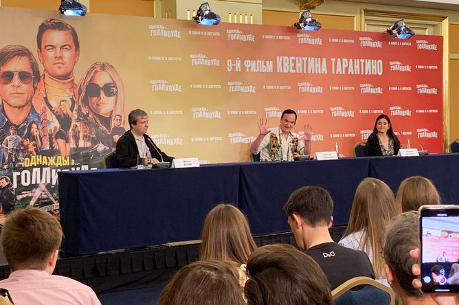 Режиссер Квентин Тарантино (в центре) на пресс-конференции в Москве, 7 августа 2019 года
