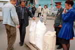 Проверка мешков с сахаром на рынке в Екатеринбурге, 16 сентября 1999 года