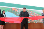 Ким Чен Ын во время церемонии открытия завода по производству удобрений в городе Сунчхон, 1 мая 2020 года