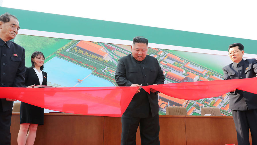 Ким Чен Ын во время церемонии открытия завода по&nbsp;производству удобрений в&nbsp;городе Сунчхон, 1 мая 2020 года