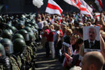 Участники акции протеста и силовики в Минске, 30 августа 2020 года
