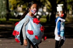 Юные участники празднования Хэллоуина в костюме коронавируса и дезинфицирующего средства в Оверленд-Парке, США