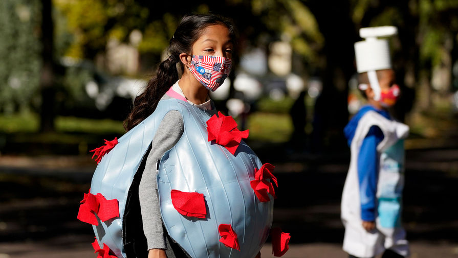 Юные участники празднования Хэллоуина в&nbsp;костюме коронавируса и дезинфицирующего средства в&nbsp;Оверленд-Парке, США
