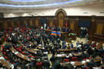 Протестующие в здании парламента Армении после подписания соглашения по Нагорному Карабаху, 10 ноября 2020 года