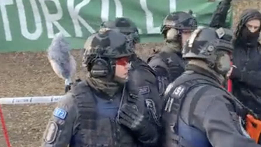 Полицейские отобрали чучело Эрдогана у протестующих в Хельсинки